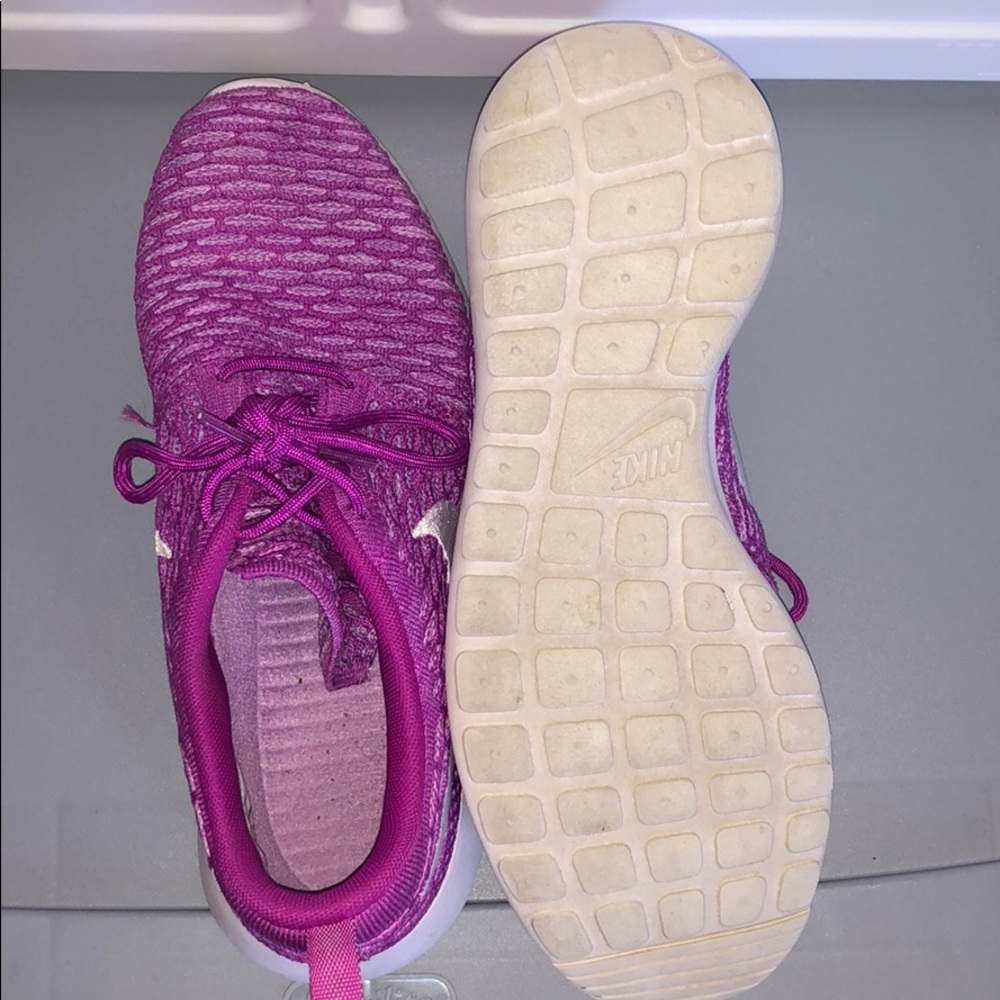Nike’s Fashion Pink Roshe - Picture 2 of 3